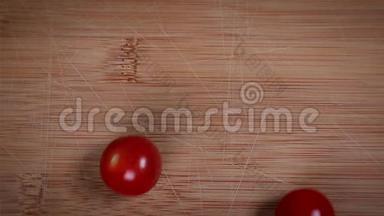 樱桃西红柿在木制砧板上滚一站在架子上